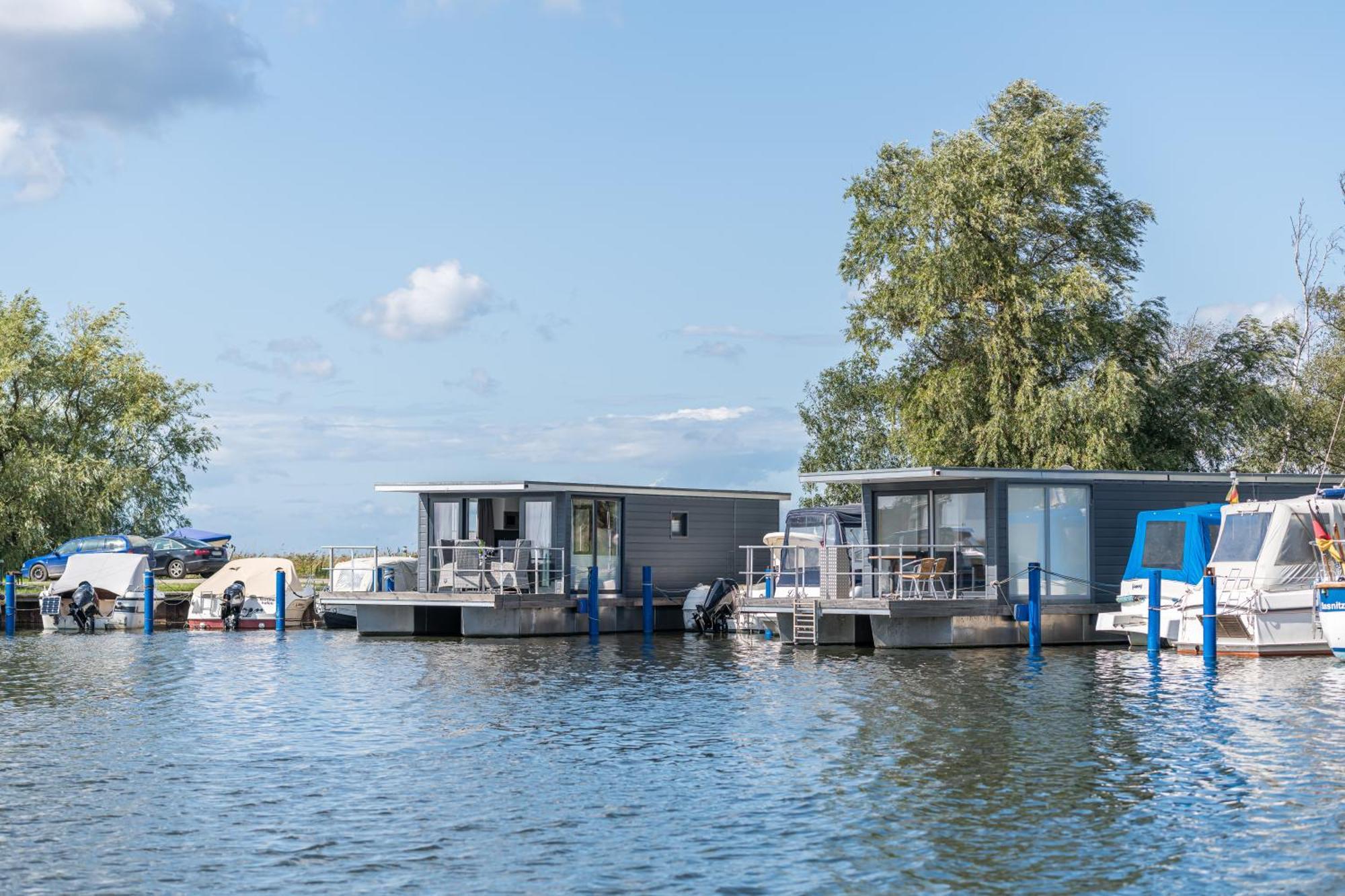 Marina Martinshafen - Lotsenhaus Hotel Neuhof  Bagian luar foto