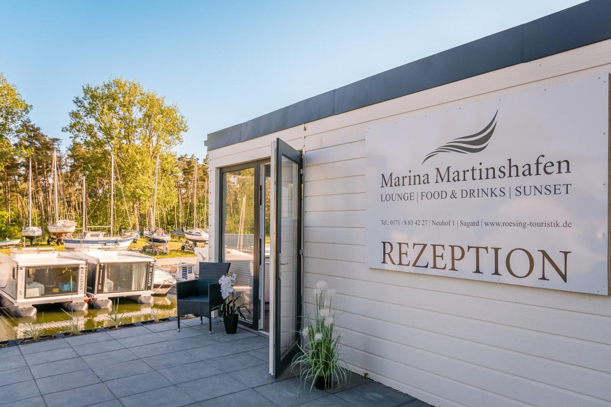 Marina Martinshafen - Lotsenhaus Hotel Neuhof  Bagian luar foto