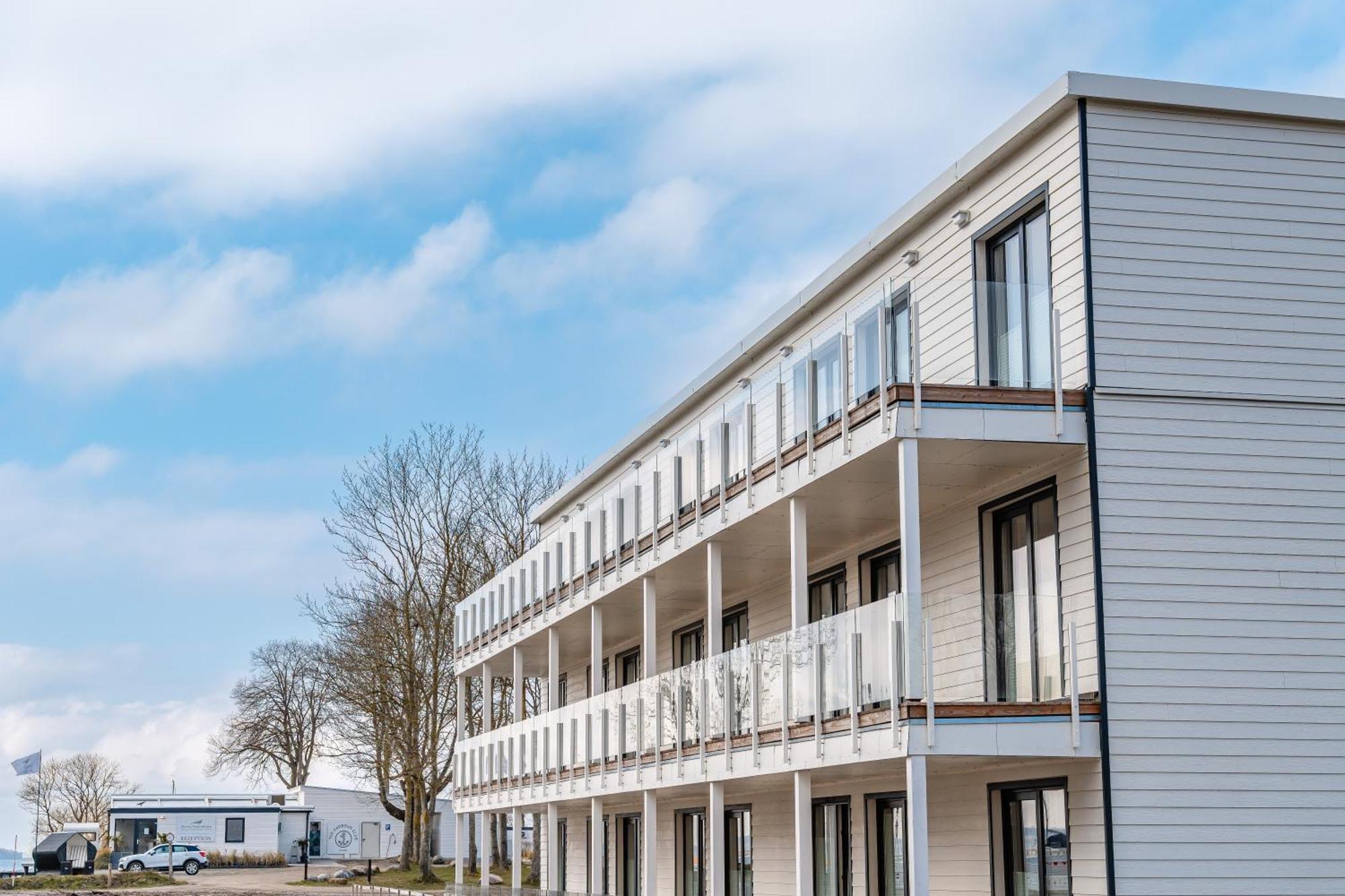 Marina Martinshafen - Lotsenhaus Hotel Neuhof  Bagian luar foto