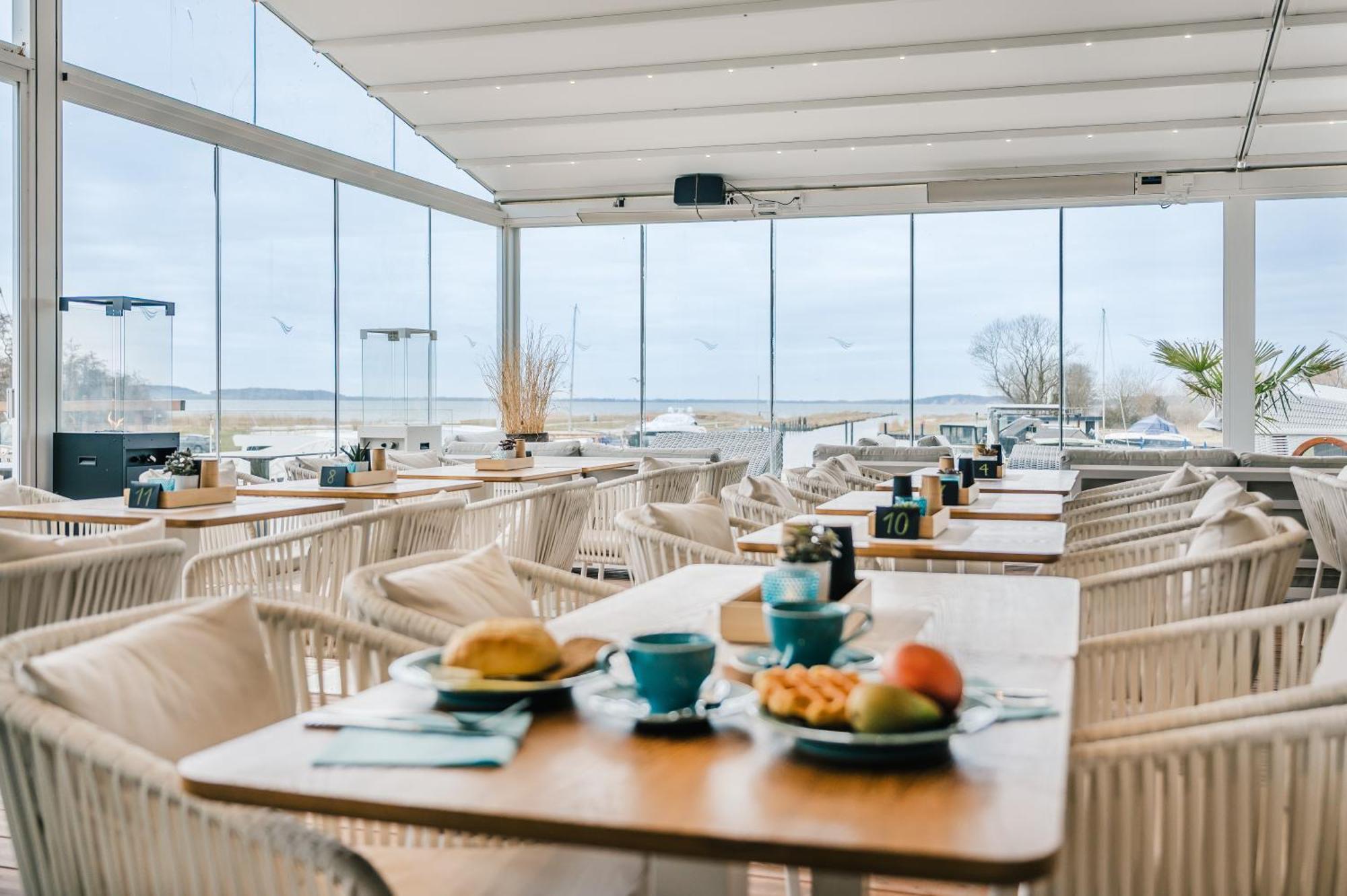 Marina Martinshafen - Lotsenhaus Hotel Neuhof  Bagian luar foto