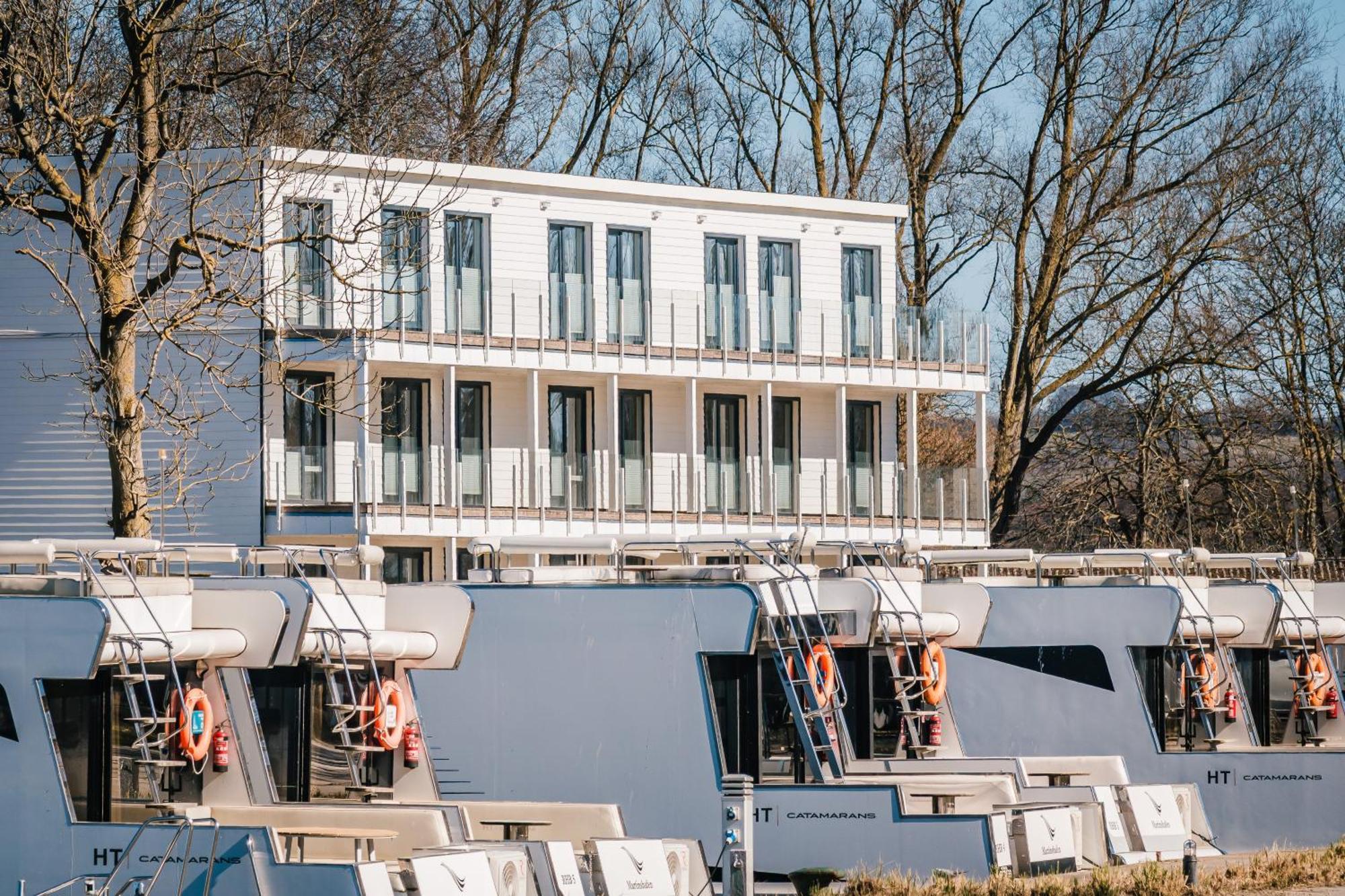Marina Martinshafen - Lotsenhaus Hotel Neuhof  Bagian luar foto
